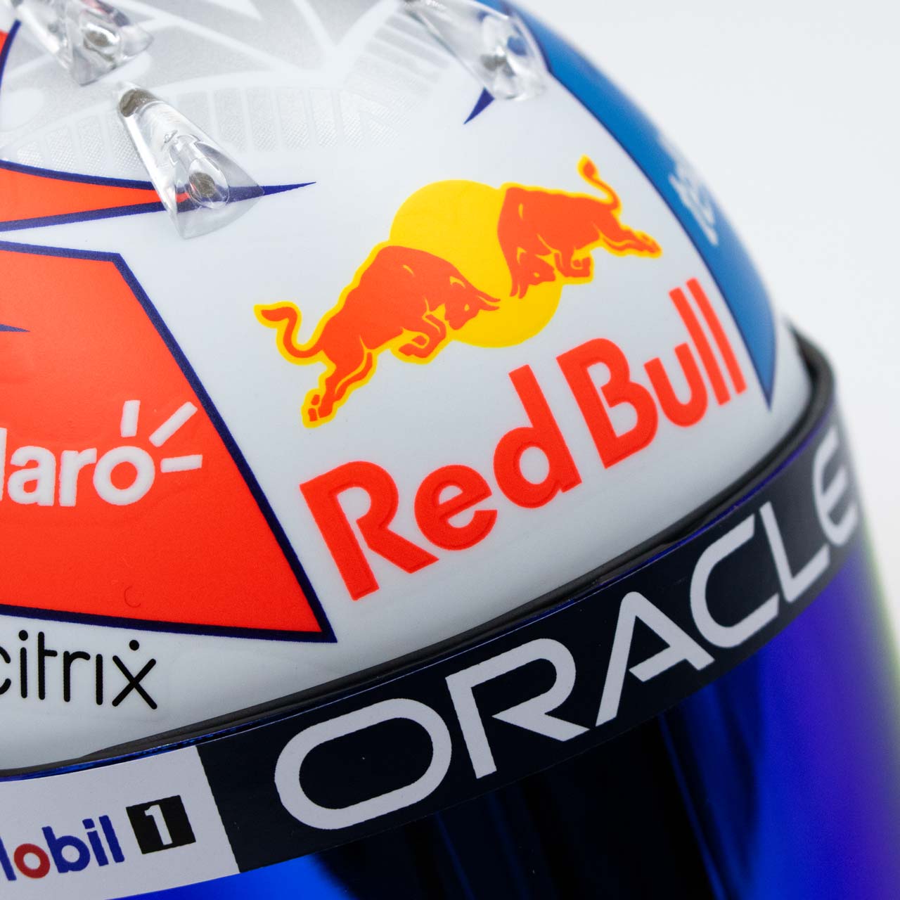 Sergio Checo Perez #11 Minicasco Red Bull Temporada 2022 Schuberth 1/2